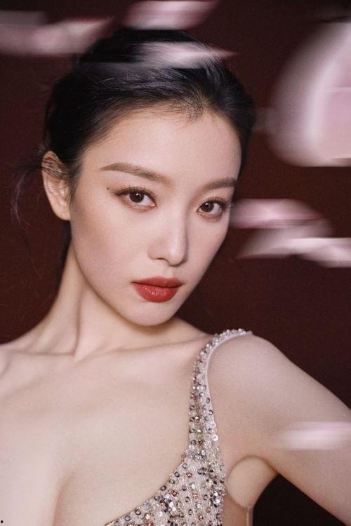 倪妮照片爆料最新消息,神秘恋情引热议